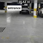 Urban Forest - With Free Garage Lejlighed